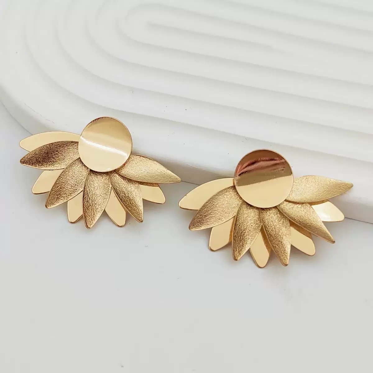 Fashionable metallic petal stud earrings wholesale women's daily accessories