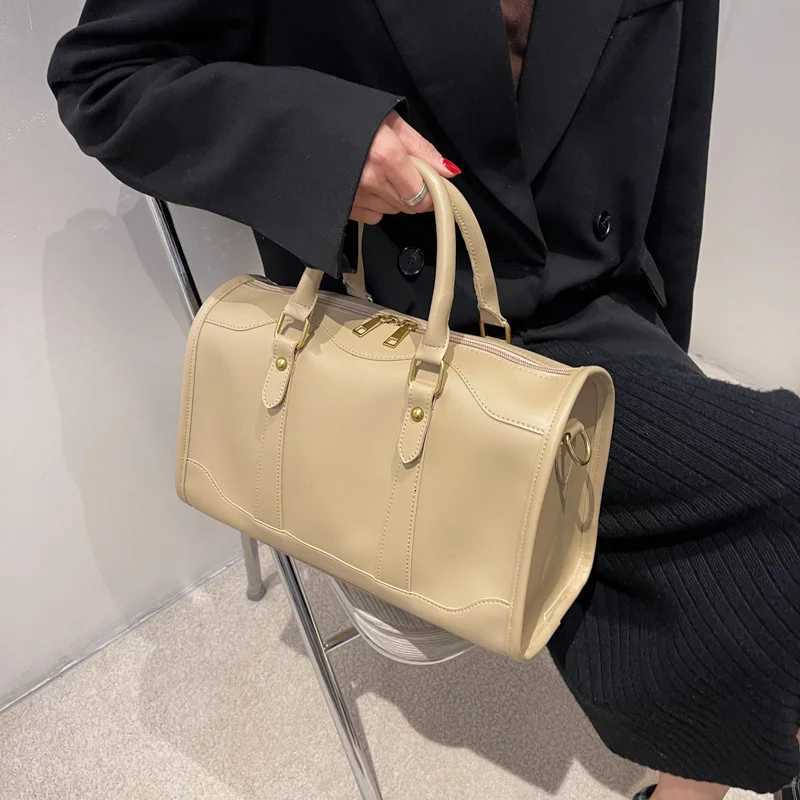 Large Capacity Tote Handle Bags for Women Solid Artificial Leather Fashion Boston Crossbody Bag Simple Travel Shoulder Bag for Ladies Z250811