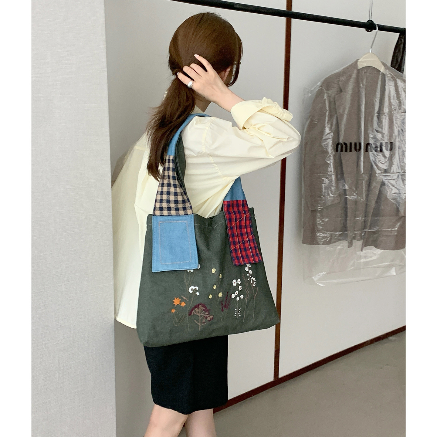 Autumn New Retro Dried Flower Embroidered Denim Bag Niche Large Capacity Shoulder Bag Splicing Design Women's Shoulder Bag Commuting Bag Autumn N