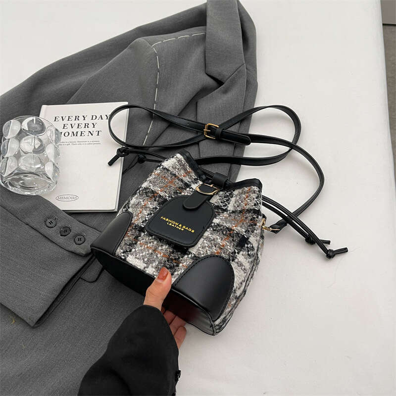 High-Quality Versatile Bucket Shoulder Small for Women 2025 New Trendy Fashion Commuter Crossbody Bag