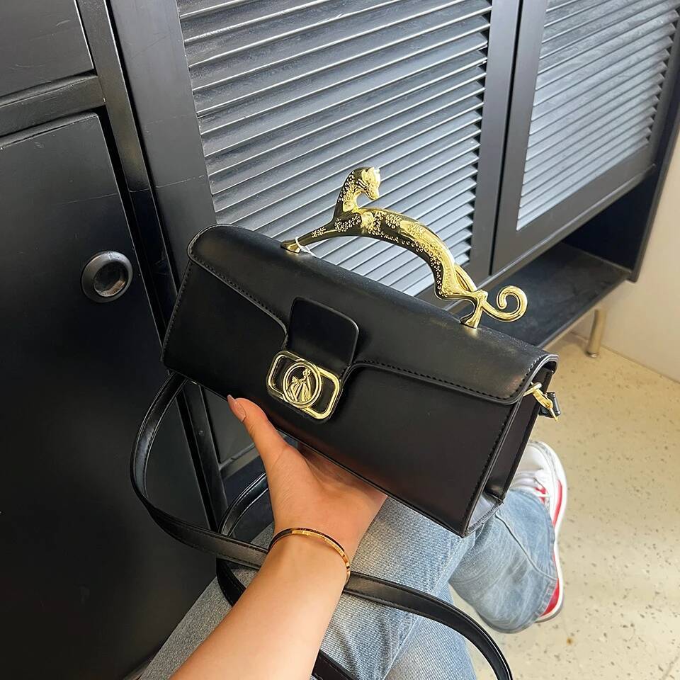2025 autumn new metal buckle bag, simple, light, luxurious, elegant, fashionable, women's wallet party, niche women's card bag designer bag