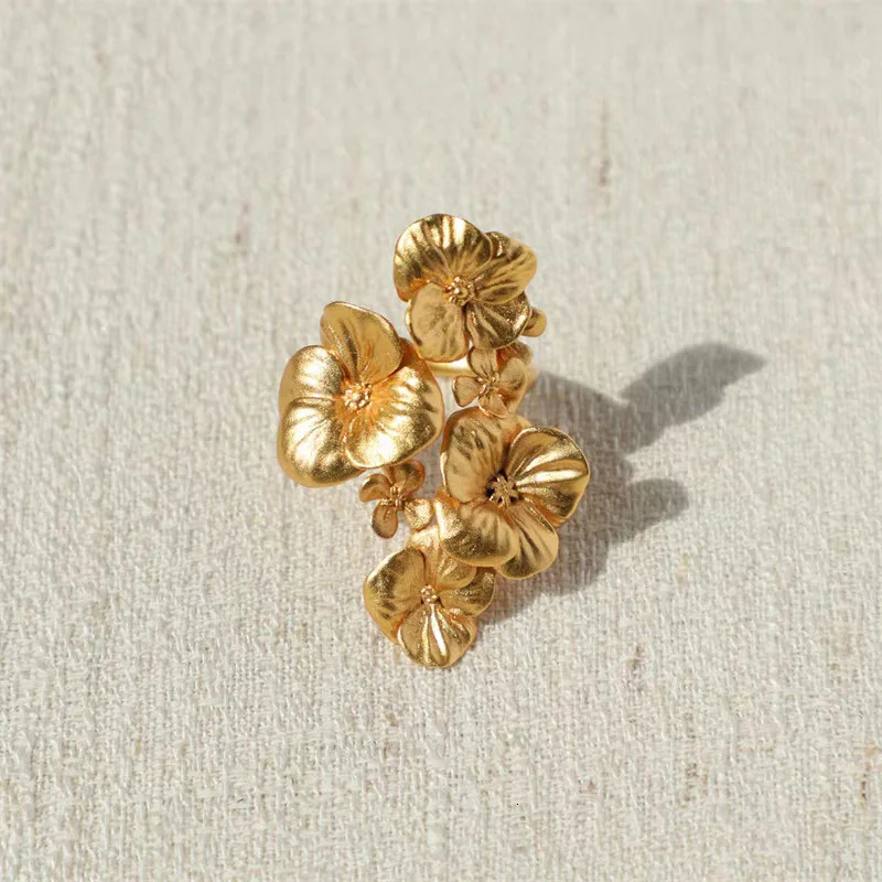 2025 Style Flowing Long Ring with Flowers - 3D Flowers - Adjustable - Personalized Ring Decoration for Women 250805