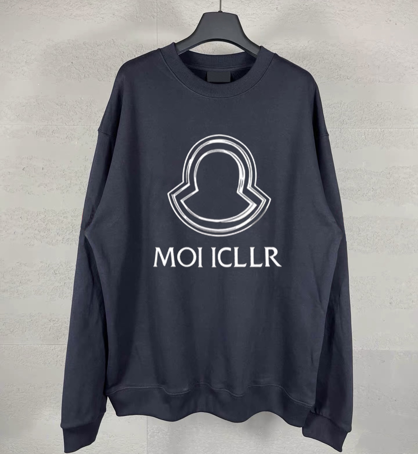 A designer of men's and women's fashion brand sportswear and sweatshirts, casual streetwear, pure cotton sweatshirts and pullovers suitable for both men and women
