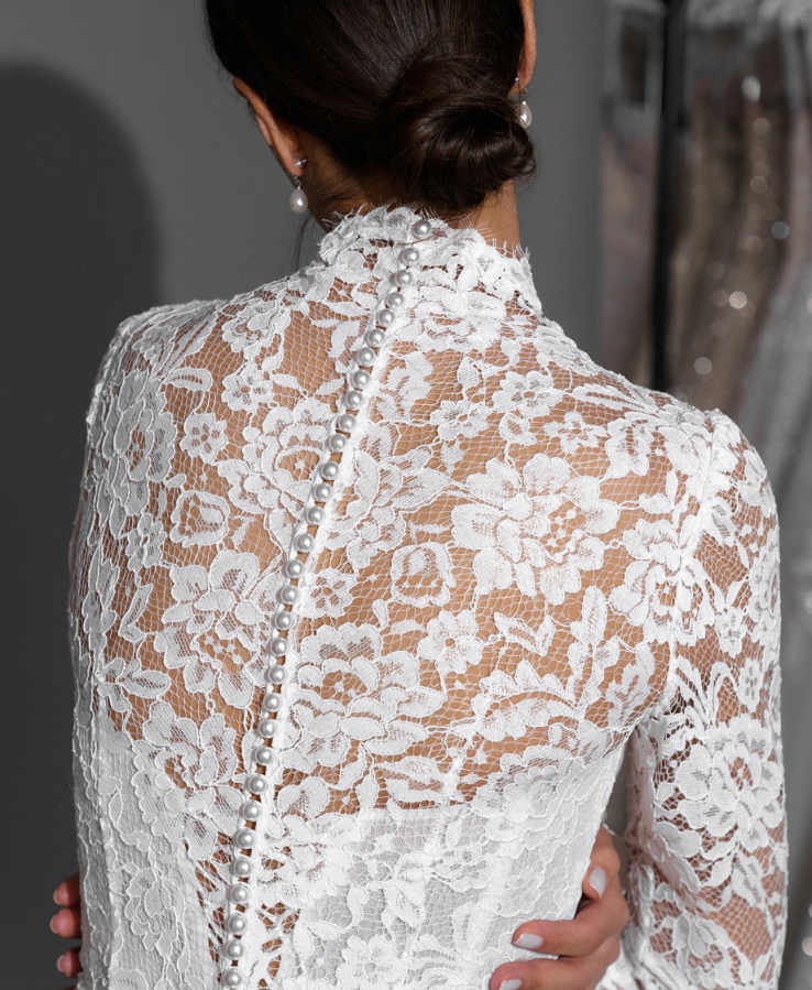 Classic V Neck Mermaid Wedding Dresses Pearls Button Long Sleeve Bride Dress Sheath Lace Sweep Train Bridal Dress Customized