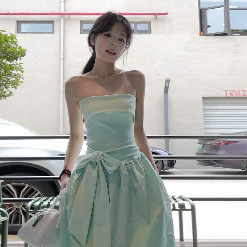 New French style mint green strapless dress for summer 2025, suitable for women's beach vacations, waist cinching off shoulder long fashion skirt
