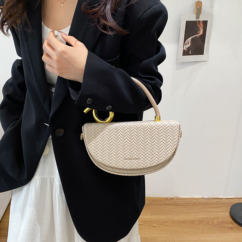 2025 New Fashion Trendy Single Shoulder Crossbody Saddle Light Luxury High-end Niche Personality Handheld Box Bag for Women ddmymoon
