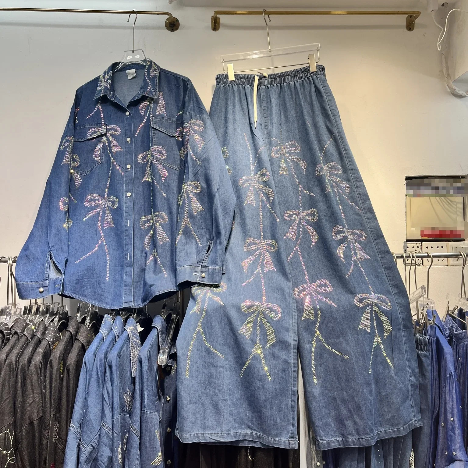 Spring 2025 Fashion Butterfly Knot Rhinestone Denim Shirt Wide Leg Jeans Two Piece Set Slimming Effect Stylish Casual Wear 250811