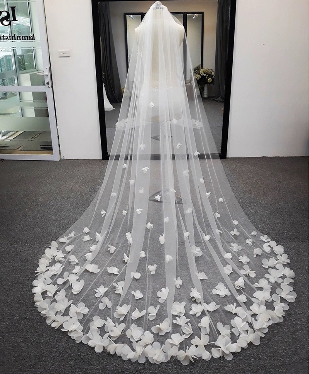 Handmade Petal Wedding Veil One Layer Long Cathedral Length Bride Veils Appliques Edge With Comb For Bride Voile Customized