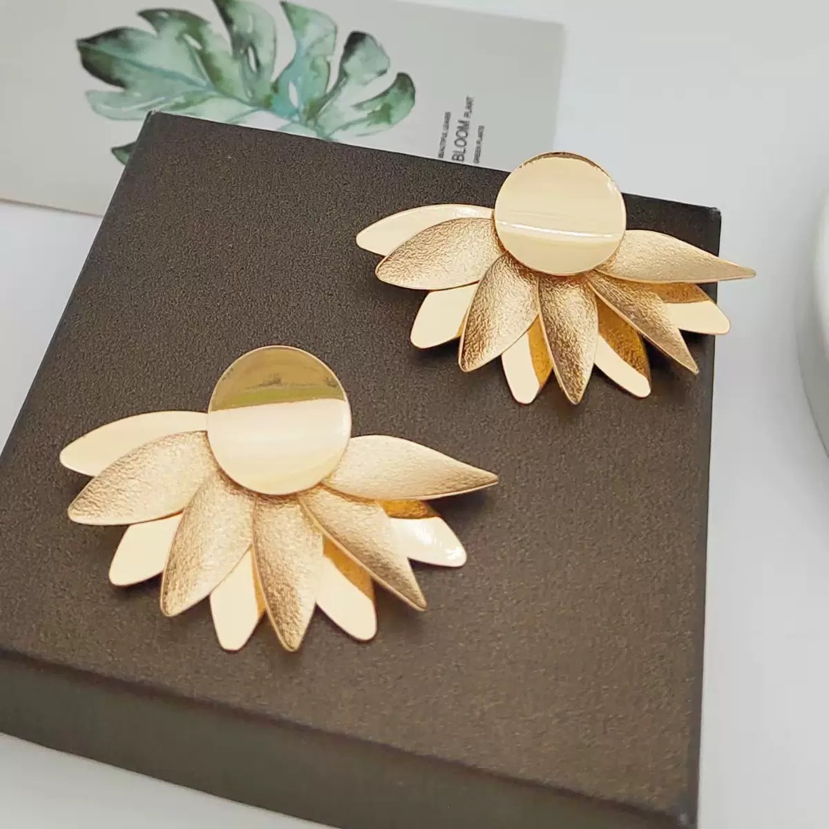 Fashionable metallic petal stud earrings wholesale women's daily accessories