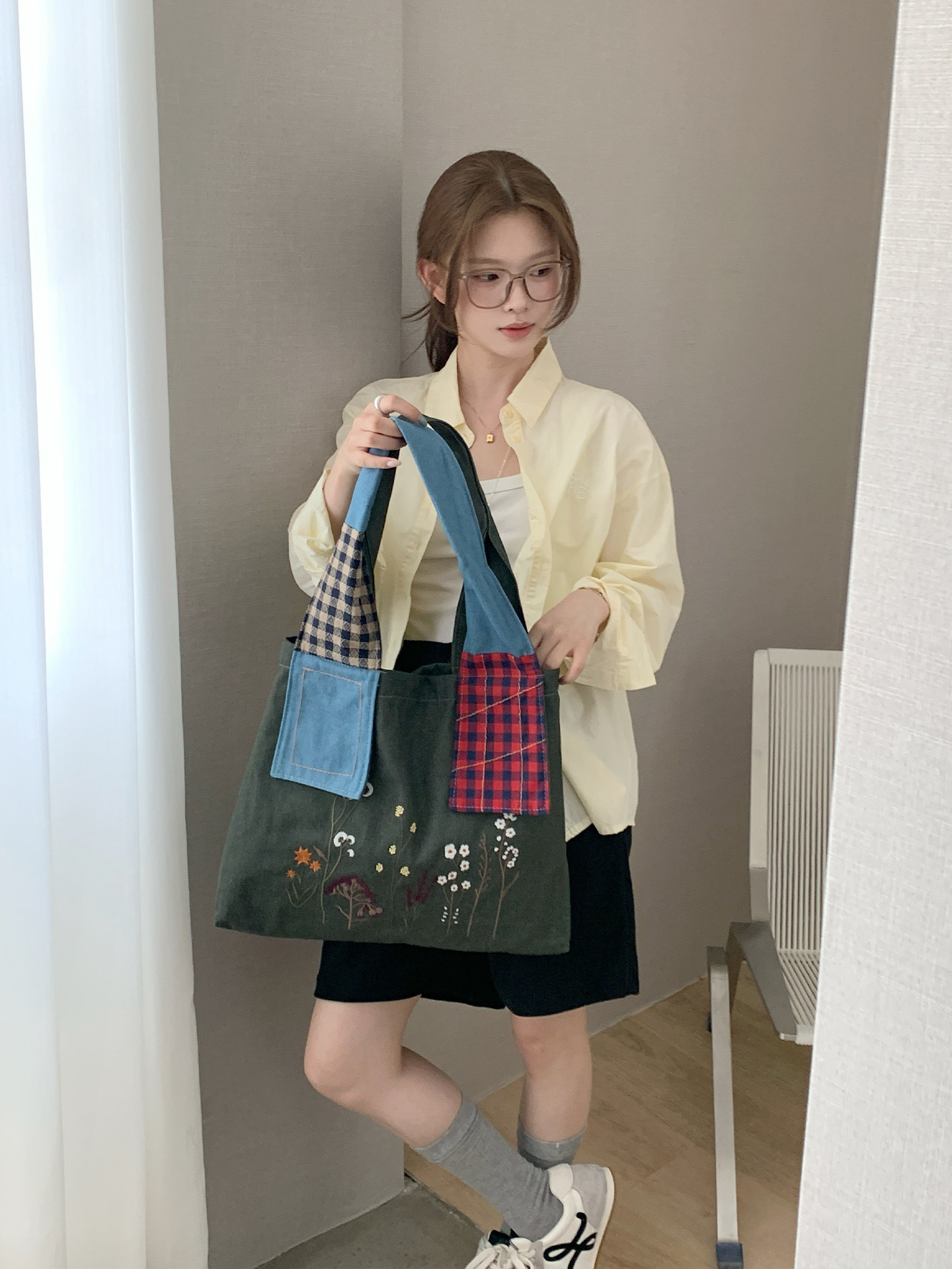Autumn New Retro Dried Flower Embroidered Denim Bag Niche Large Capacity Shoulder Bag Splicing Design Women's Shoulder Bag Commuting Bag Autumn N