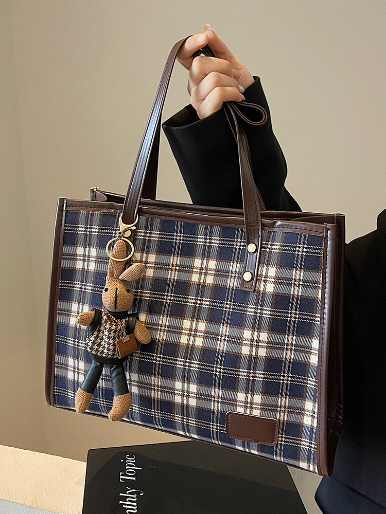 2025 Autumn New Shoulder bag Bag Large Capacity Checkered Women s Bag Autumn New Designer Bag women s New Retro Handbag Commuter Women s Crossbody Bag