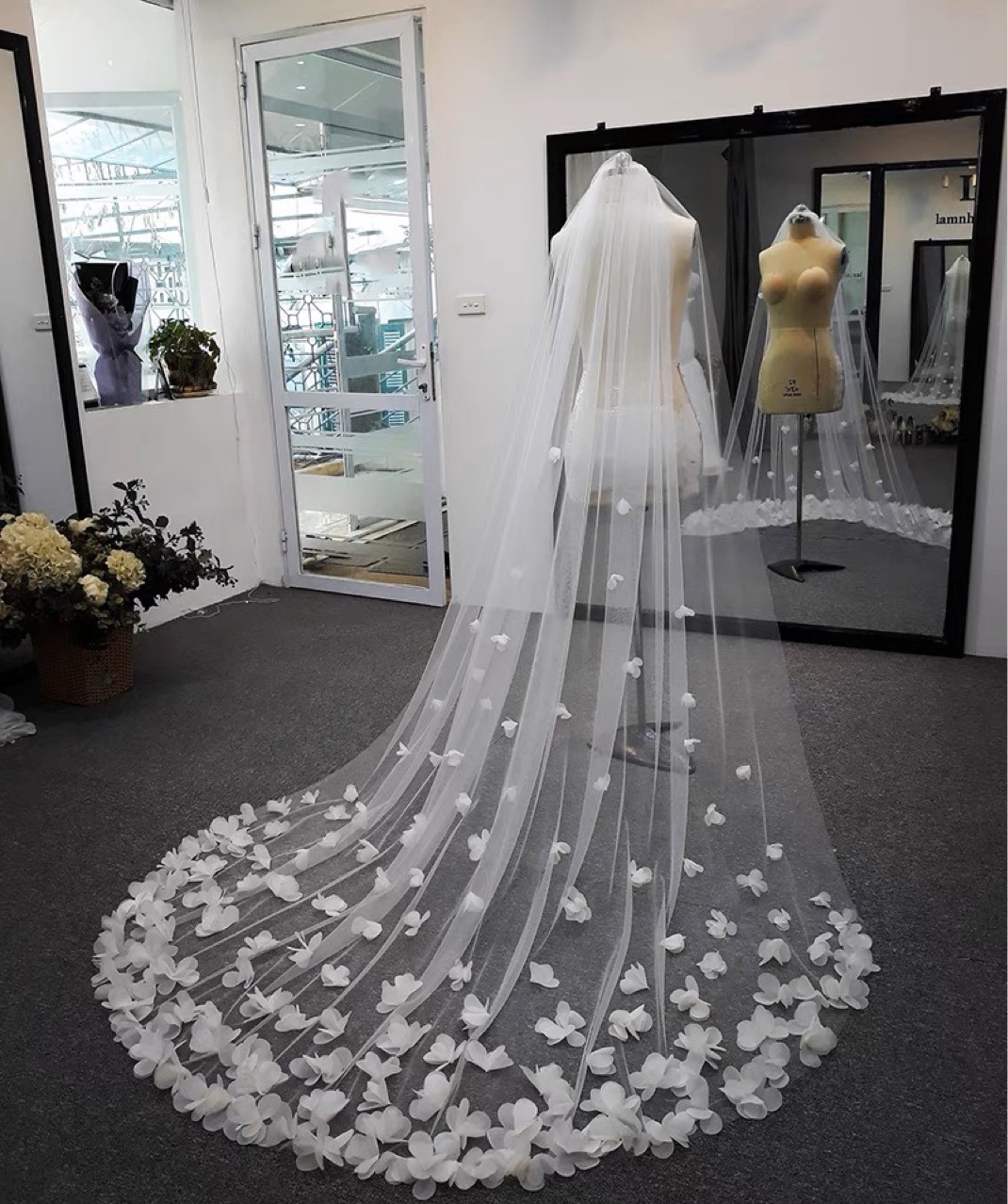 Handmade Petal Wedding Veil One Layer Long Cathedral Length Bride Veils Appliques Edge With Comb For Bride Voile Customized