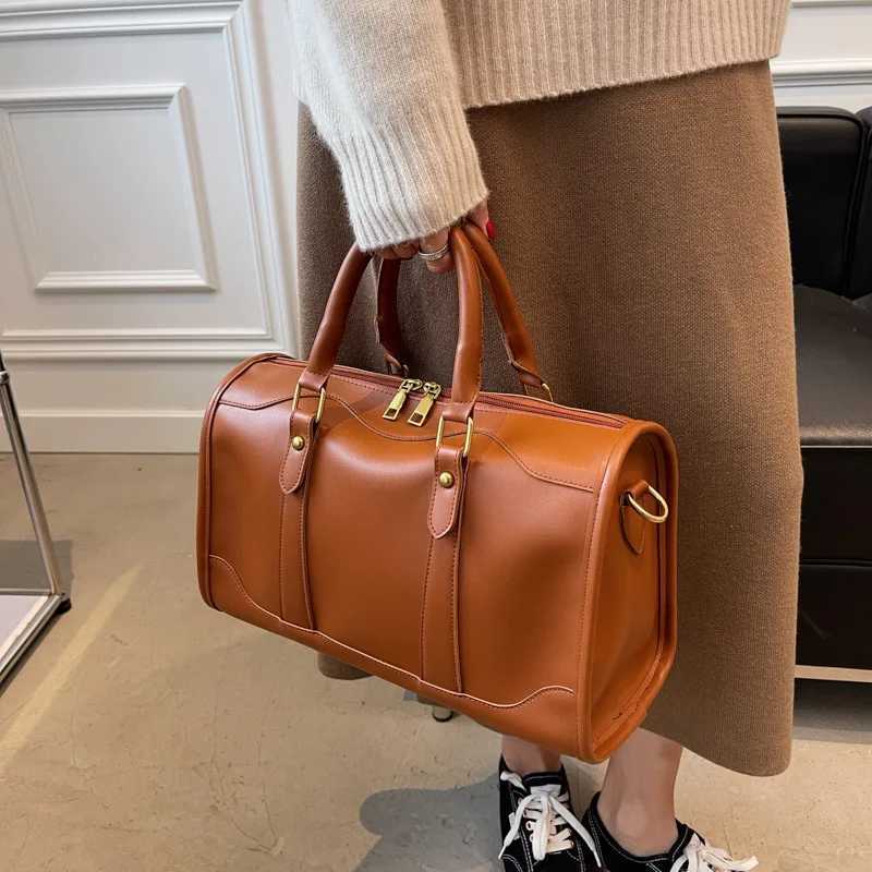 Large Capacity Tote Handle Bags for Women Solid Artificial Leather Fashion Boston Crossbody Bag Simple Travel Shoulder Bag for Ladies Z250811