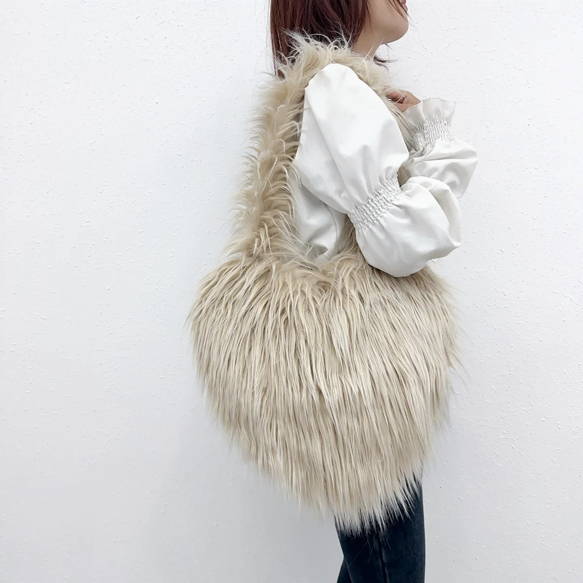 Custom Handbags Bags Zippered Tote bag Faux Fur Winter Womens Handbag Cute Plush HeartShaped Bag 250811