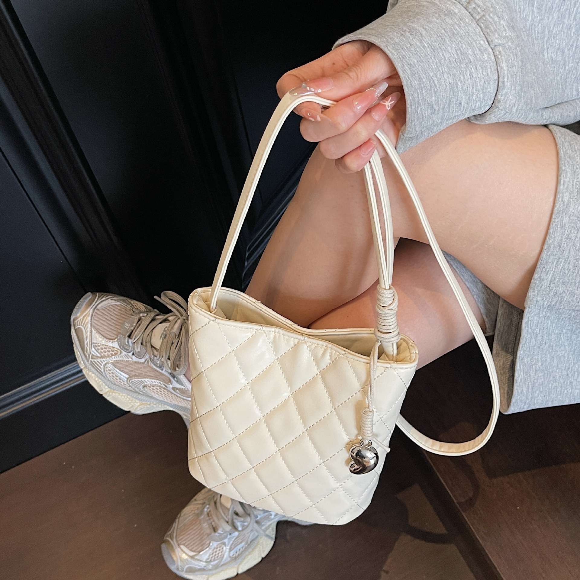 New Handbag Embroidery Quilted Small Women's Shoulder Crossbody High-Quality Texture Casual Bucket Bag ddmymoon