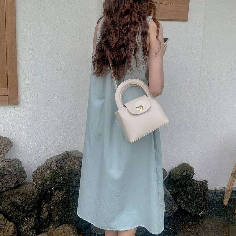 Hot Selling Niche Love Lock Handbag Ins Blogger Same Style Women's Texture Casual Fashion Single Shoulder Slant Cross Bag Designer Bags