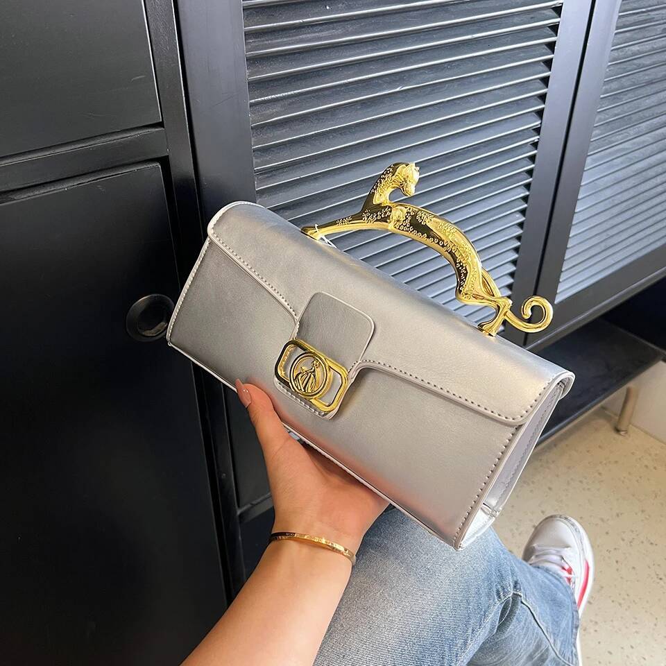 2025 autumn new metal buckle bag, simple, light, luxurious, elegant, fashionable, women's wallet party, niche women's card bag designer bag