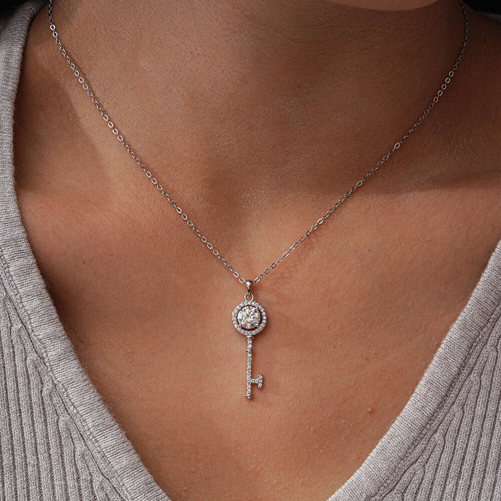 S Pure Sier Moissanite Key Necklace for Women Classic Ct Designer Jewelry Pendant Fashion Jewelry Live
