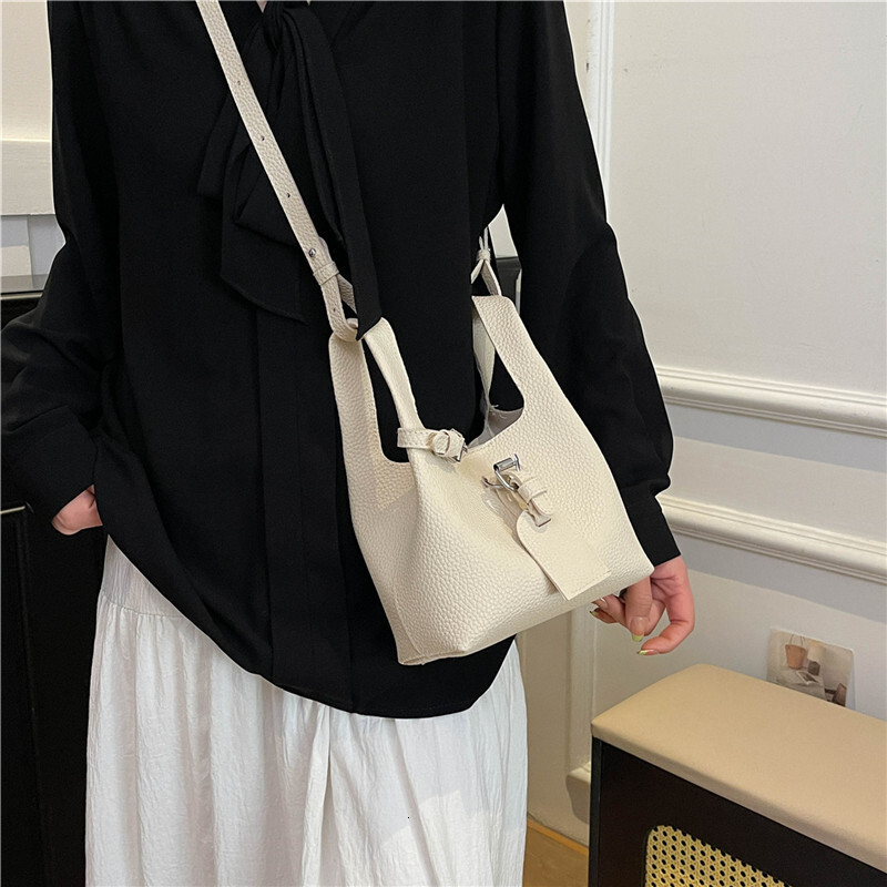 Autumn New Women's Vegetable Basket Bag Outdoor Small Handbag Retro Commuting Women's Crossbody Bag Autumn New Designer Bag Women's Sho
