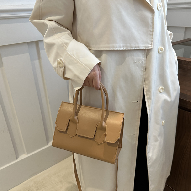 Autumn New Women s Shoulder Bag New Fashionable Handbag Small Square Bag Commuting Fashionable Women s Crossbody Bag Autumn New Simple Designer Bag