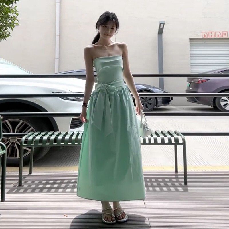 New French style mint green strapless dress for summer 2025, suitable for women's beach vacations, waist cinching off shoulder long fashion skirt