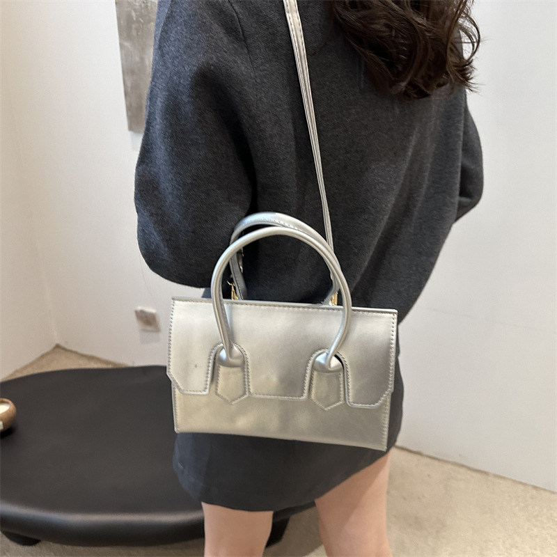 Autumn New Women s Shoulder Bag New Fashionable Handbag Small Square Bag Commuting Fashionable Women s Crossbody Bag Autumn New Simple Designer Bag
