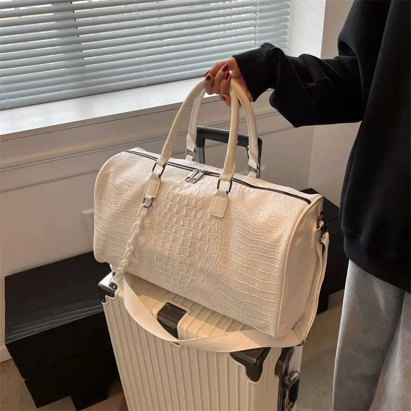 European / American Fashion Crocodile Pattern Embossed Large Capacity Portable Sports Travel Single Shoulder Crossbody Bag Trend Z250811