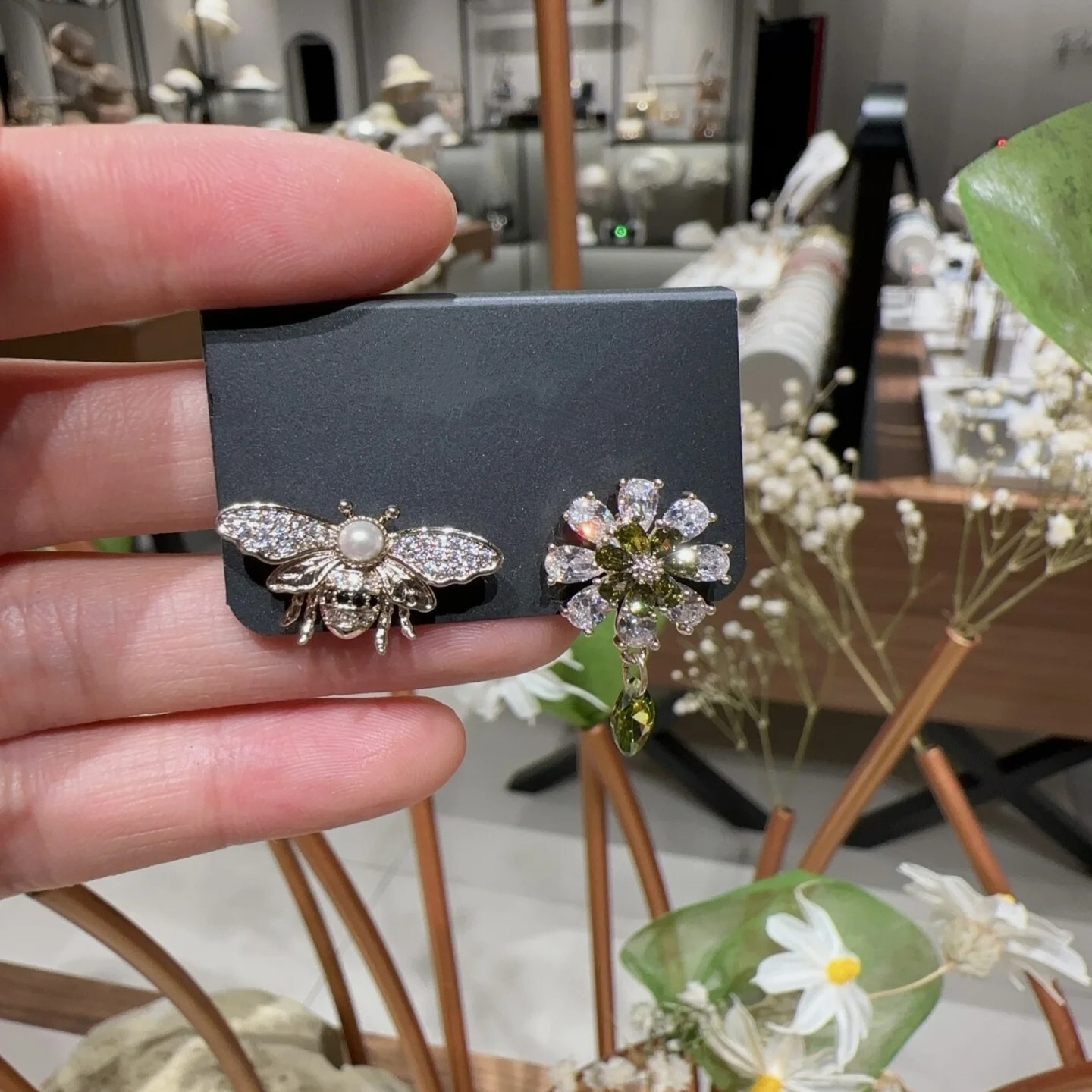 Free Shipping Designer Luxury Jewelry New Olive Green Gemstone Sunflower Bee Earrings Exquisite Fashion Versatile Asymmetric Elegant Accessories