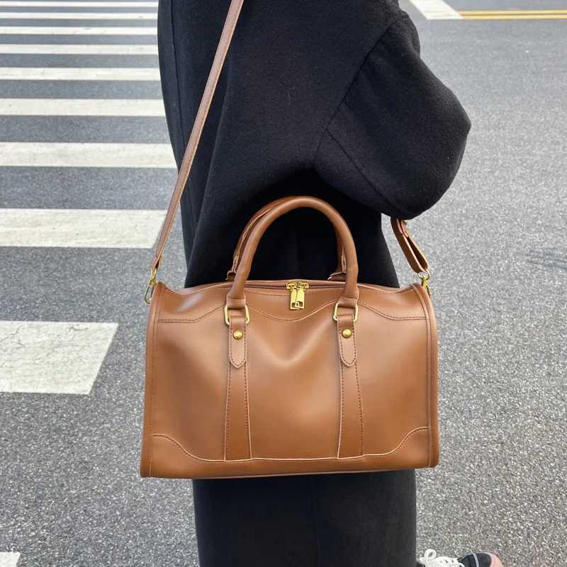 Large Capacity Tote Handle Bags for Women Solid Artificial Leather Fashion Boston Crossbody Bag Simple Travel Shoulder Bag for Ladies Z250811