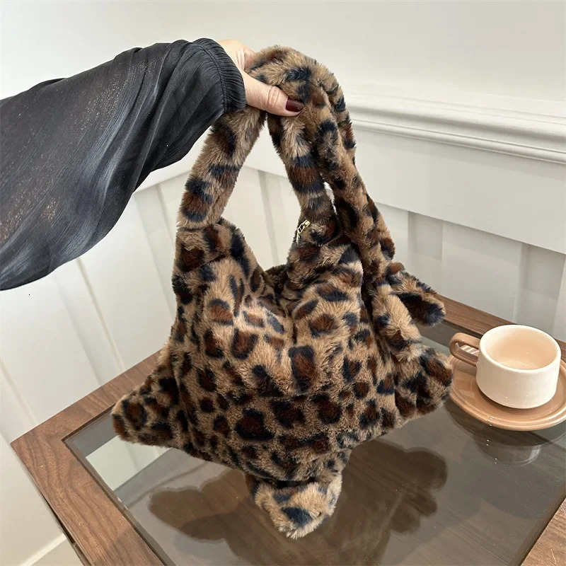 Winter Furry Star Large Capacity Girls Shoulder Bag Vintage Tote Handbags Female Purse Leopard Plush Crossbody Bags for Women 250811