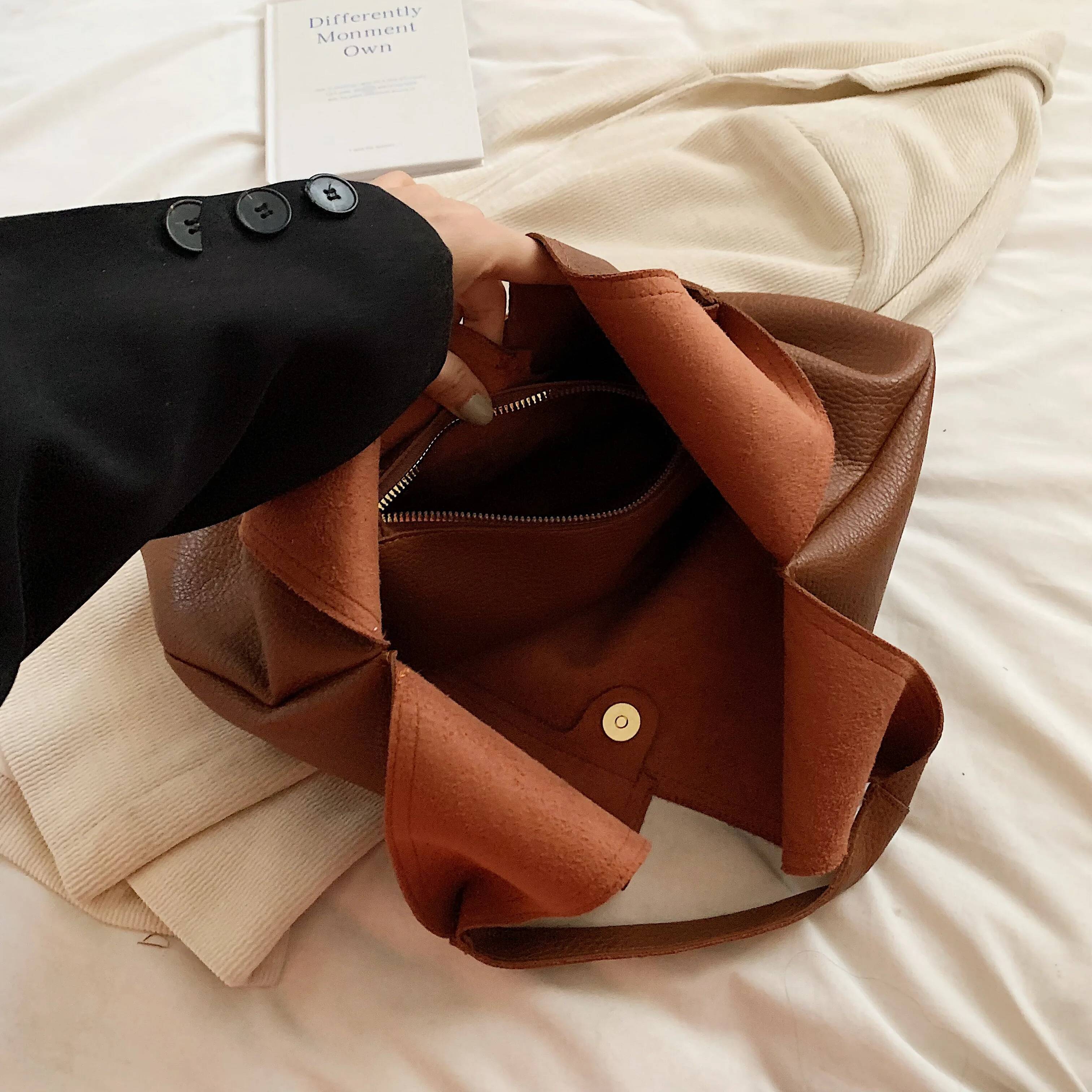 2025 Autumn New bag Lychee Pattern Women s Shoulder Bag Niche Design Soft PU Leather Large Capacity Handbag Autumn New Designer Bag Women s women s Cr