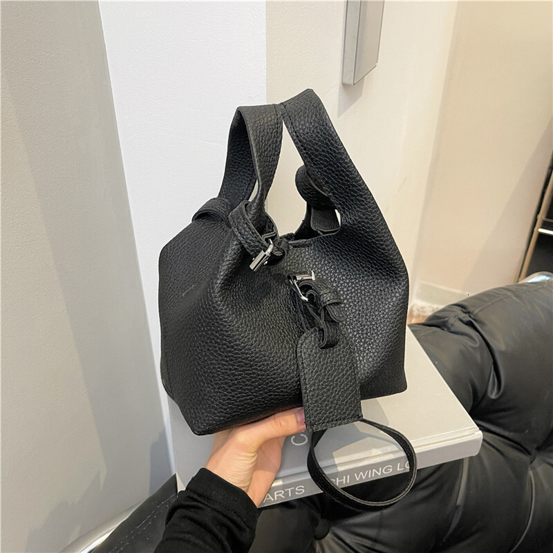 Autumn New Women's Vegetable Basket Bag Outdoor Small Handbag Retro Commuting Women's Crossbody Bag Autumn New Designer Bag Women's Sho