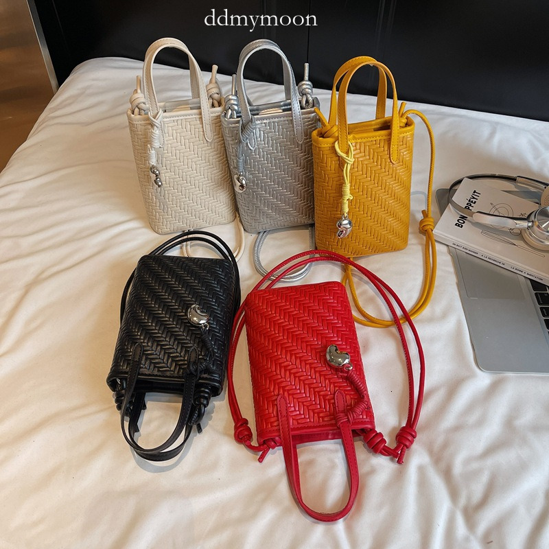 2025 New Woven Handbag High-End Solid Color Shoulder for Women Casual Commuter Crossbody Bag ddmymoon