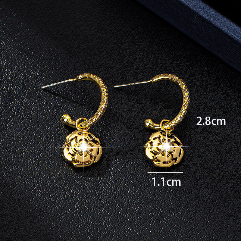 Free Shipping Designer Fashion Accessories Camellia Hollow Unique Earrings Copper Plated 18K Gold Niche Exquisite C-hoop Ear Studs Luxury Jewelry