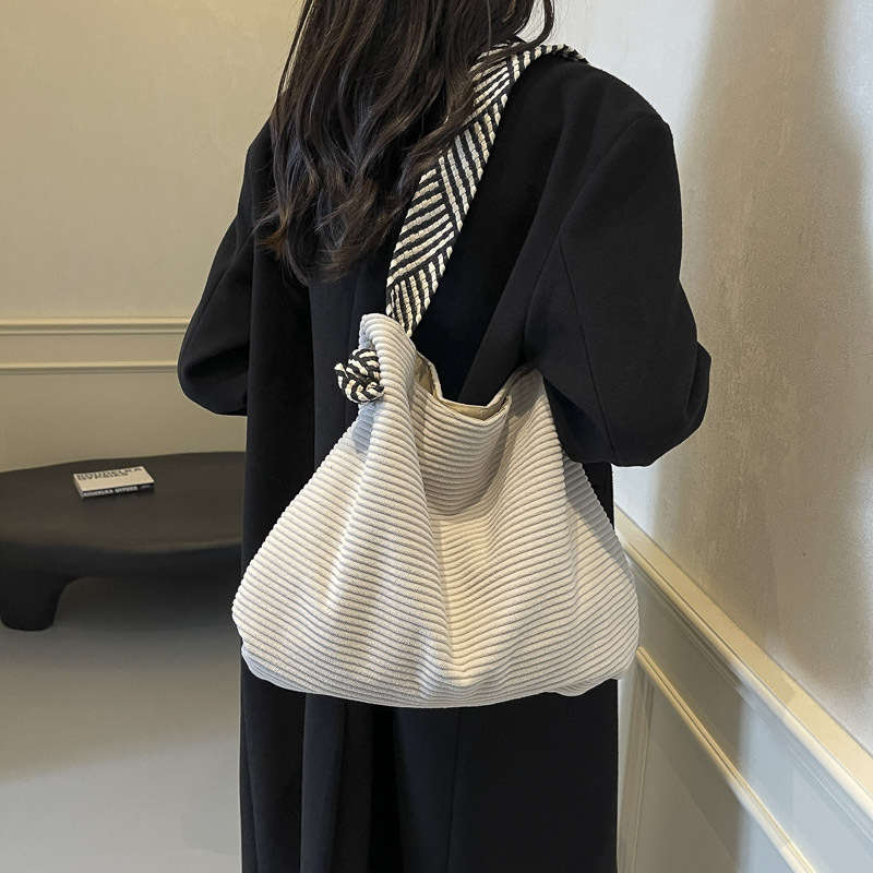 Women's Large Capacity New Versatile High-End Feel Single Shoulder Crossbody Commuter Fashion Tote Bag