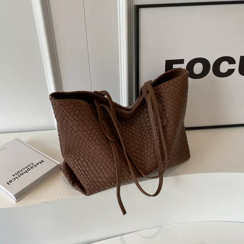 Minority designer free shipping large capacity woven bag for women's new retro versatile single shoulder armpit bag, hand-held tote bag