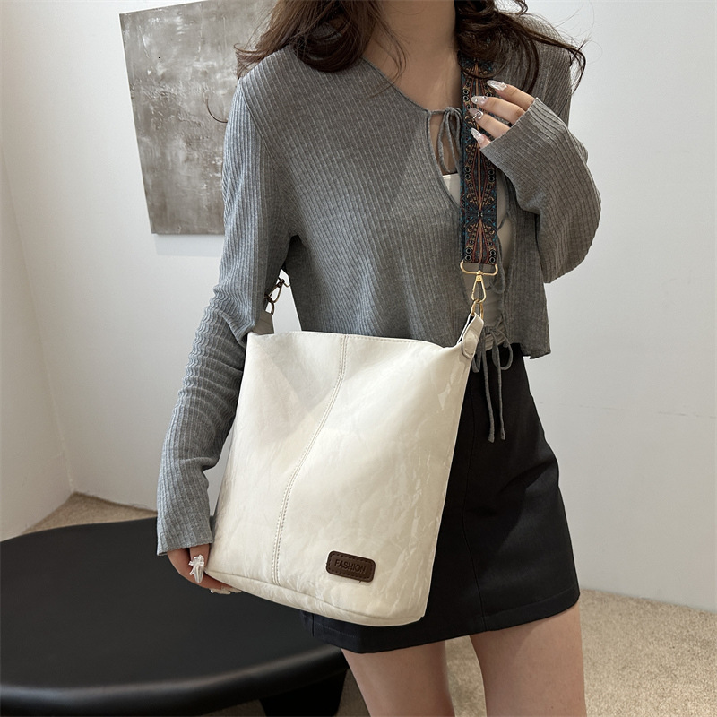 Large Capacity Bucket for Women, Design, Commuter Shoulder Bag, Trendy Versatile Wide Strap Crossbody Bag