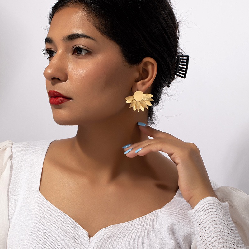 Fashionable metallic petal stud earrings wholesale women's daily accessories