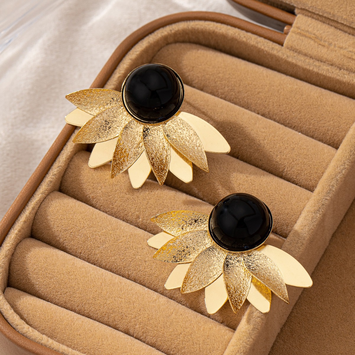 Fashionable metallic petal stud earrings wholesale women's daily accessories