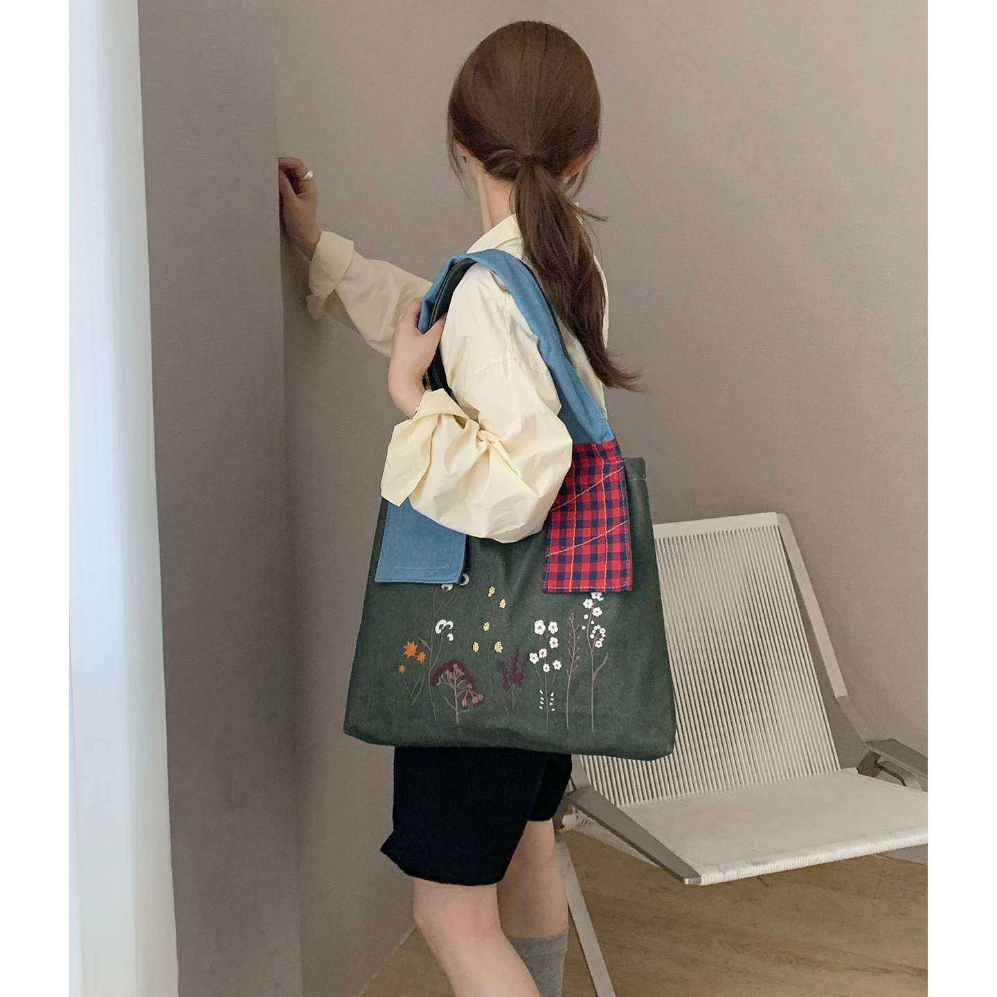 Autumn New Retro Dried Flower Embroidered Denim Bag Niche Large Capacity Shoulder Bag Splicing Design Women's Shoulder Bag Commuting Bag Autumn N