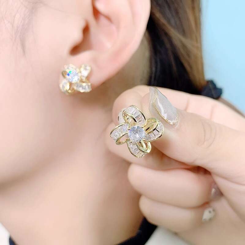 DHcollections Korean Version Full Dia Heavy Craft Flower for Women Trendy Sier Needle Earrings Niche Design Sense Small Simple Versatile Light Fashion