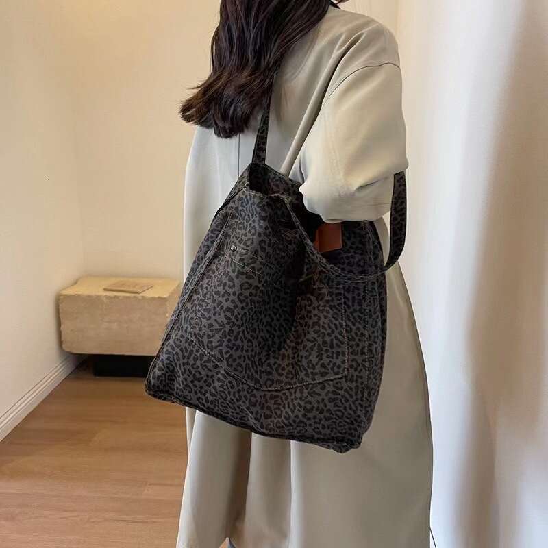 Spring And Summer New Capacity Women's Cloth Leopard Print Large Shoulder Handheld Tote Bag B5