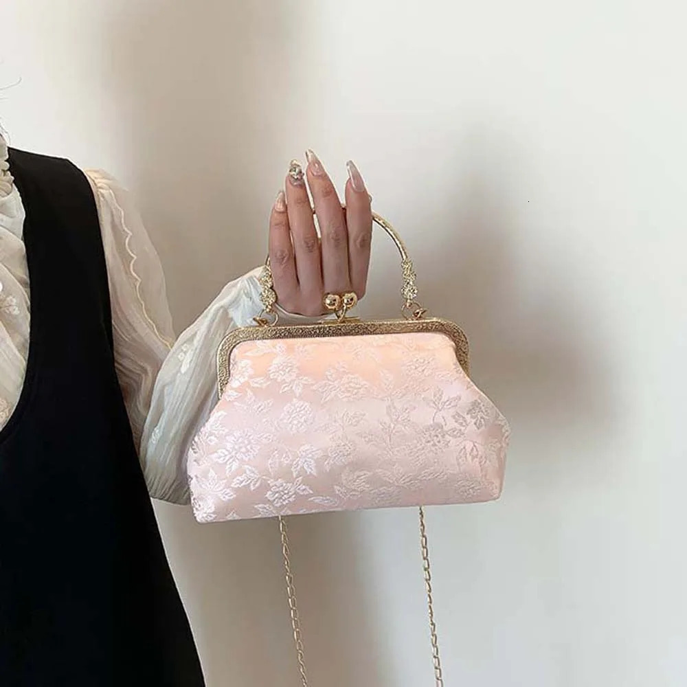 Clasp Frame Embroidery Chinese Style Handbag Purse Large Capacity Hanfu Shell Handbag Polyester Ladies Clutch Bag 250809