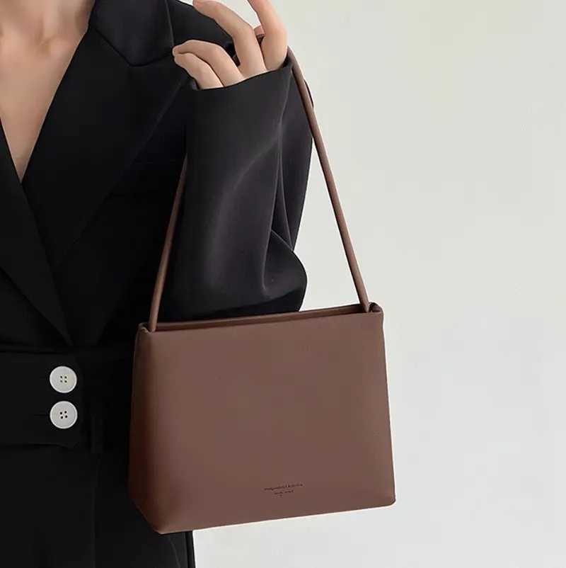 2023 New Womens Minimalist Elegant Small Square Bag Korean Version Black Underarm Bag Fashion Commuter Texture Shoulder Bags Z250812