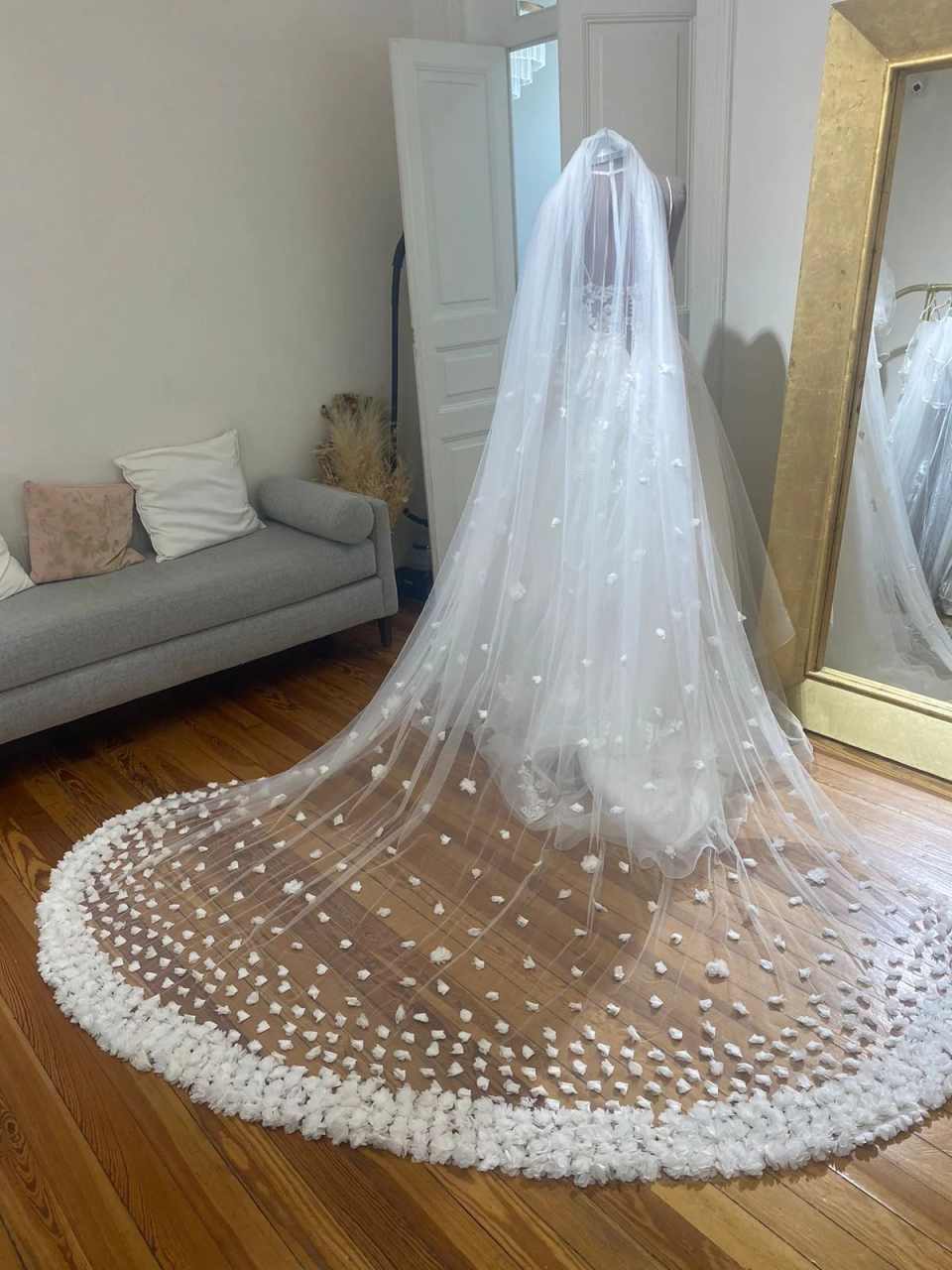 Sweety Petal Wedding Veil One Layer Long Cathedral Length Bride Veils Appliques Edge With Comb For Bride Voile Customized