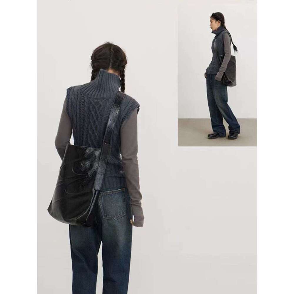 toteBag Shoulder bag ROSE NOIRE American Style Women PU Black Oil Wax Large Capacity Single Crossbody Leather Simple Adjustable Tote Commuter Bag