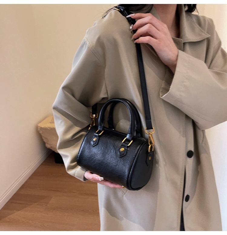 bag 2025 Autumn New Women s Shoulder Bag women s Niche New Retro Shoulder Bag Autumn New Designer Bag Versatile Commuting Bag Women s Crossbody Bag