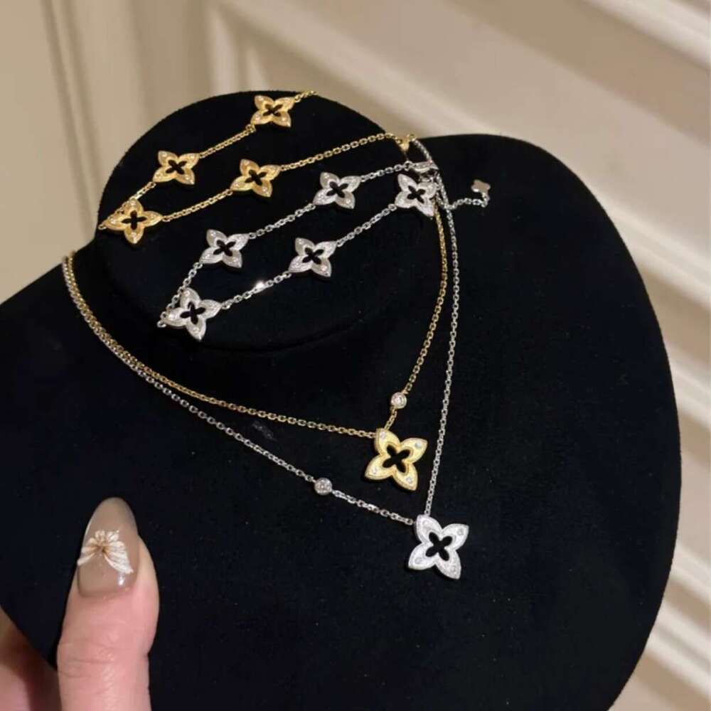 25 Luxury jewelry designer bracelet for Women Drawing process hollowed out lucky clover necklace high-end bracelet earrings sweater chain 4/ Leaf flow