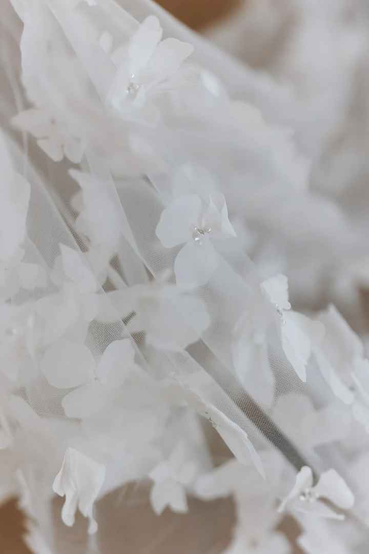 Gorgeous Wedding Veils One Layer 3D Flowers Veils Long Cathedral Length Bridal Veils With Comb Wedding Accessories Customized