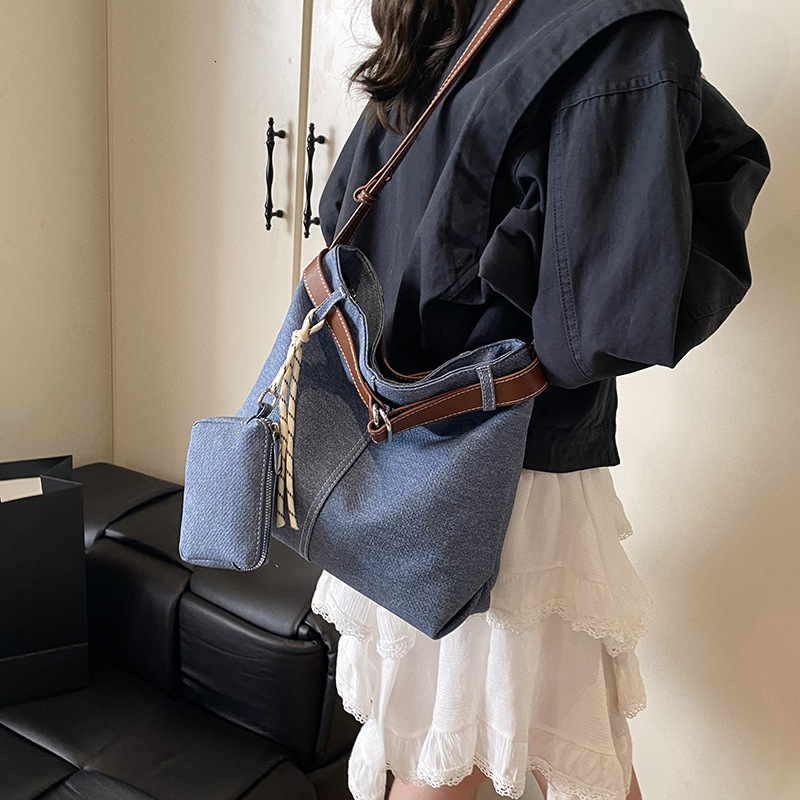 Design Denim Tote for Women New Versatile Crossbody Fashion Commuter Shoulder Bag